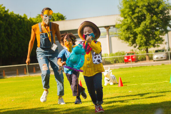 Niños participando en actividades del curso de verano CreArt en Zapopan
